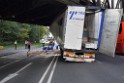 LKW blieb unter Bruecke haengen Koeln Ehrenfeld Innere Kanalstr Hornstr P081